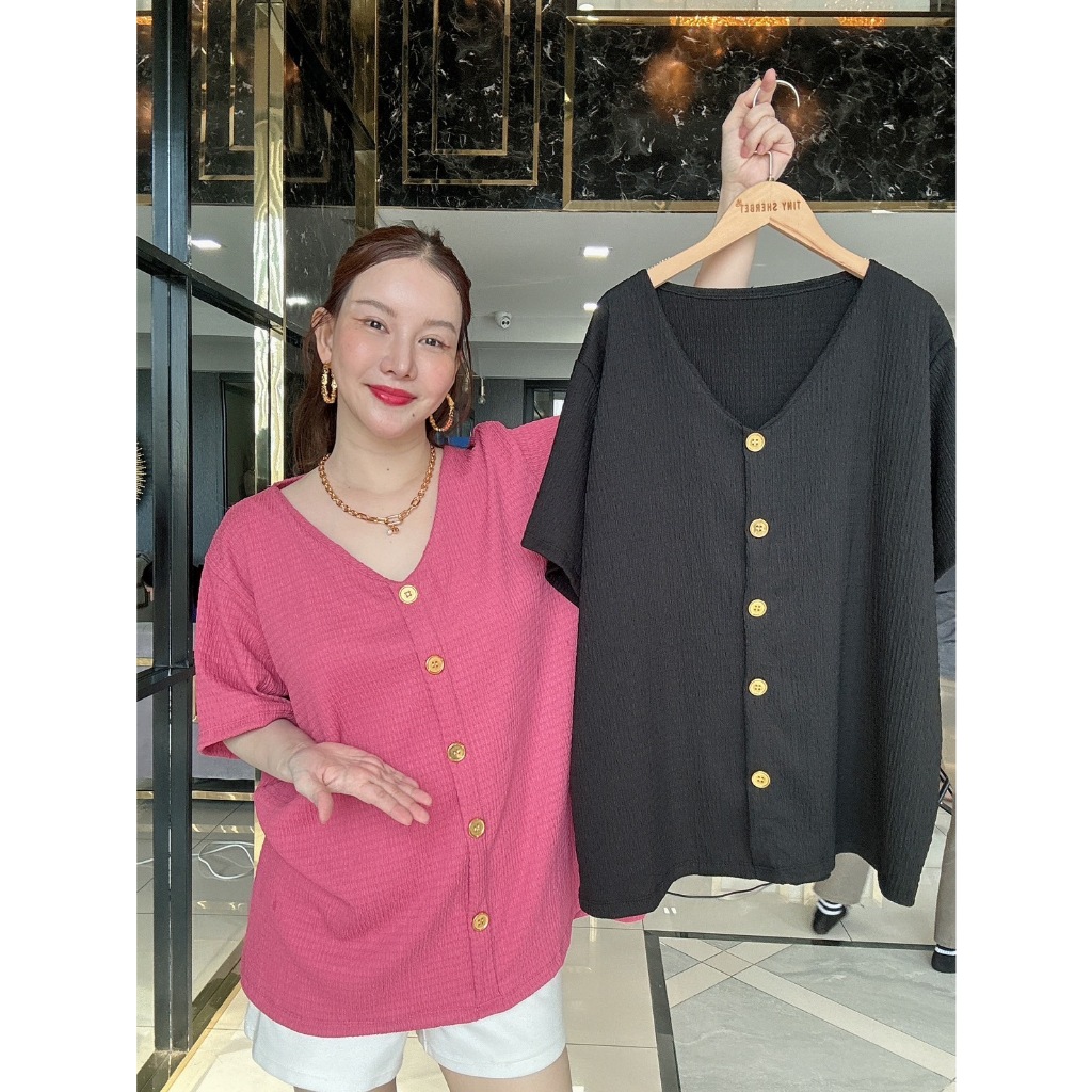 รุ่นใหม่เข้าแล้วพร้อมส่ง E49 เสื้อคอวีแต่งกระดุมทองใส่แล้วคอไม่ตันพรางหุ่น อกได้ถึง 46+