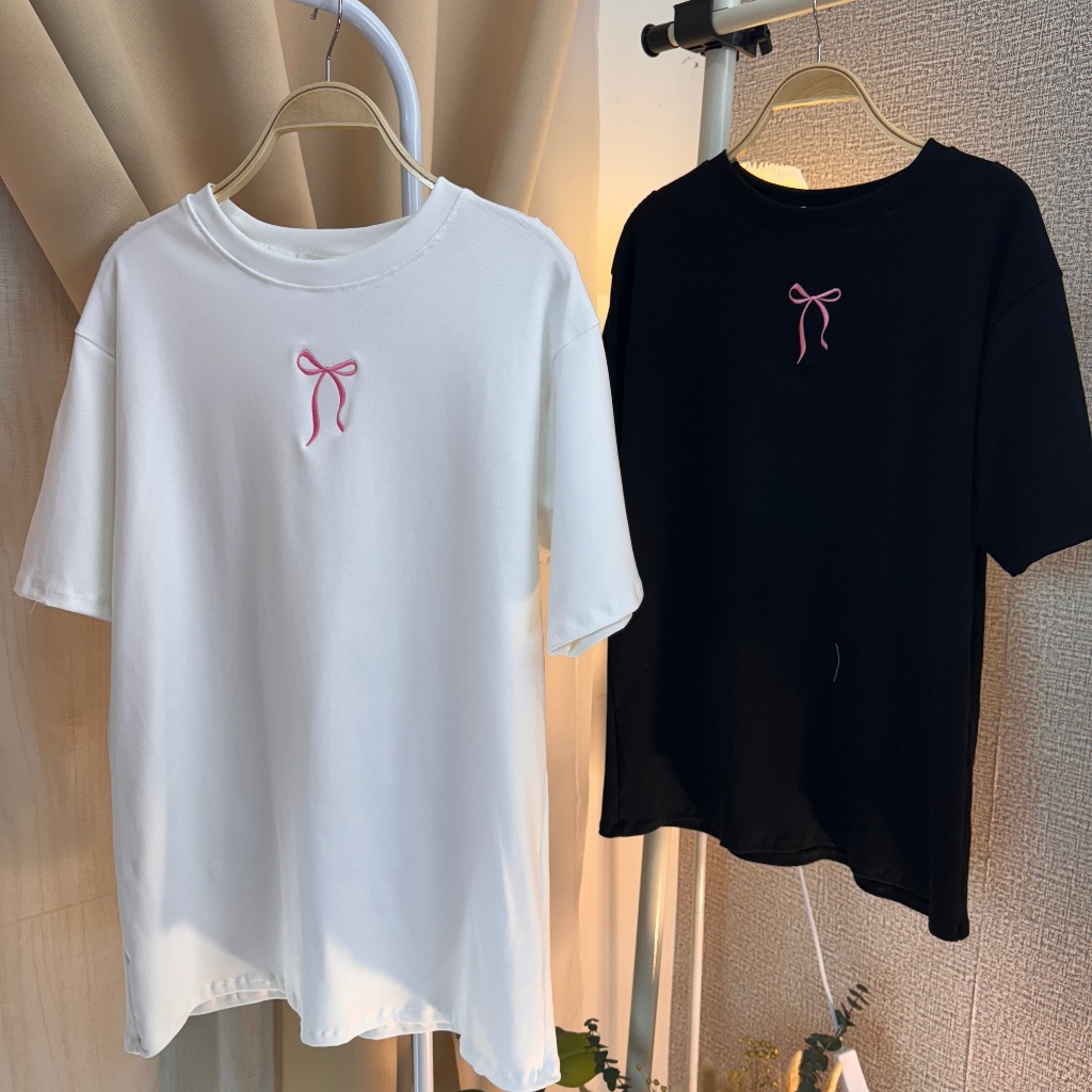 Spinnyhouse เสื้อยืดOVERSIZE ปักโบว์ชมพู ทรงUNISEX ใส่ได้ทั้งชายหญิง อกยืดเยอะมาก ต้องมีติดตู้น้า รุ่น OVERSIZEโบว์ชม
