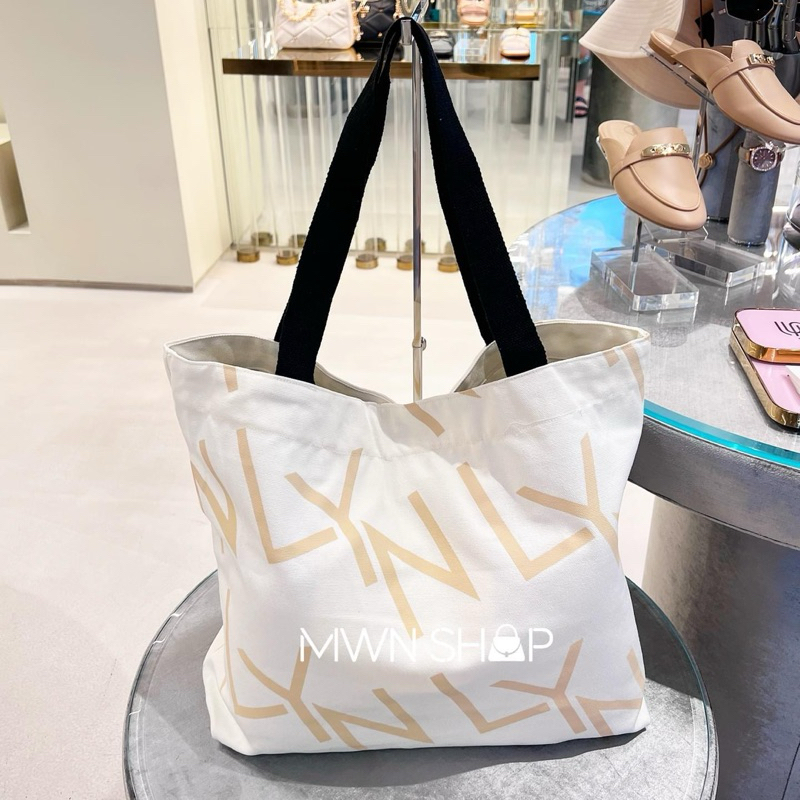 Lyn กระเป๋า มีโค้ดลด30% กระเป๋าสะพายไหล่ ใบใหญ่ พร้อมถุงกระดาษ ของแท้จากชอป