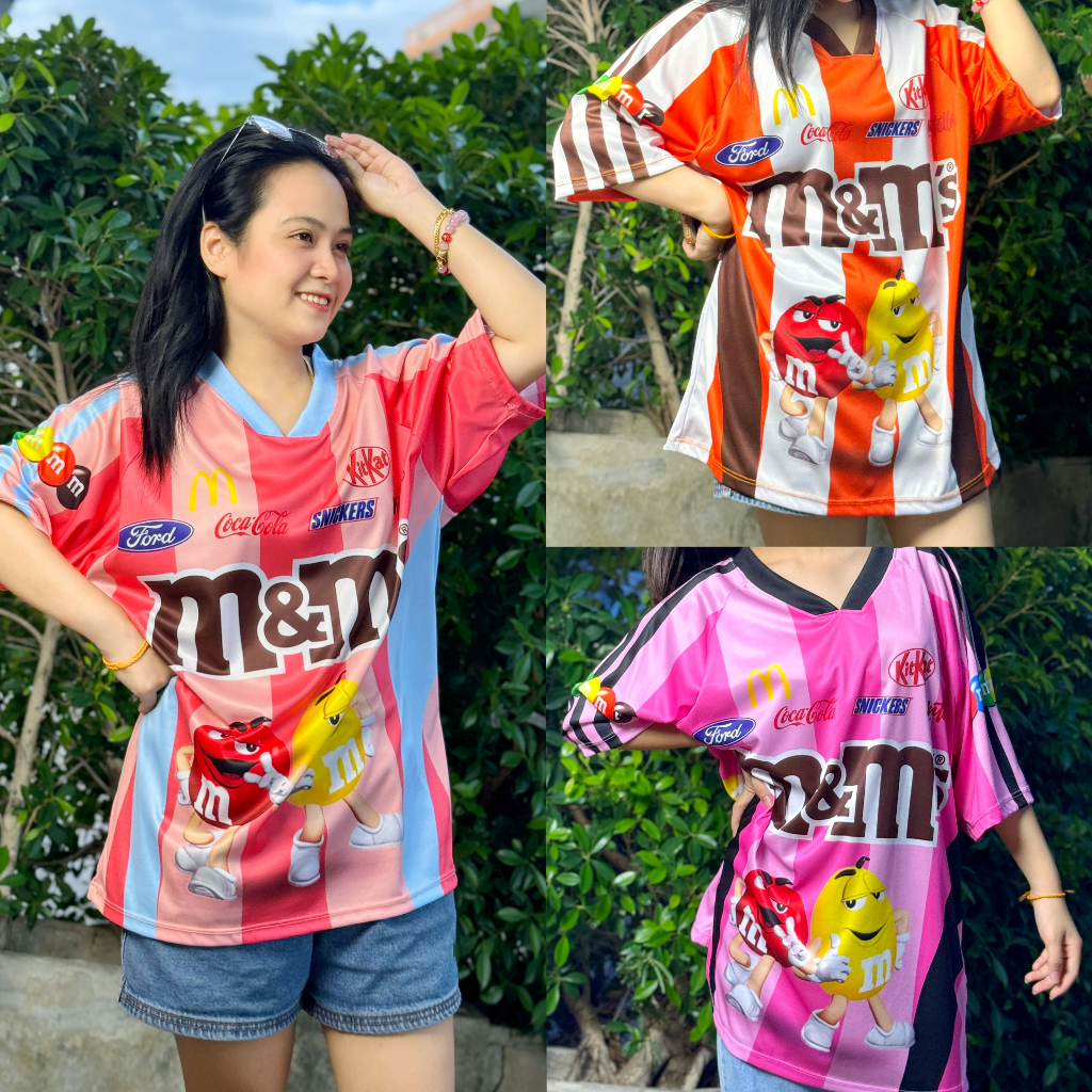 เสื้อแขนสั้นผ้าไมโคร คอวีลาย MM ทรงโอเวอร์ไซส์ ใส่ได้ทั้งผู้ชาย และผู้หญิง ผ้านุ่มใส่สบาย