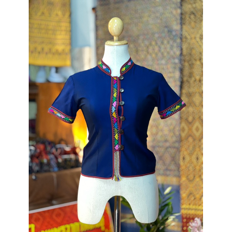 ใหม่ เสื้อภูไทแขนสั้นผู้หญิง สีกรมท่า แต่งแถบลายปีกมโนราห์ กระดุมกะลามะพร้าว