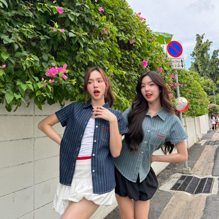 JARINYA เสื้อเชิ้ตยีนส์แต่งกระเป๋าปัก JARINYA เนื้อผ้ายีนส์ลายริ้วเส้นขาว ทรงสวยเข้ารูป ใส่แล้วจะดูดีขึ้นไปอีก