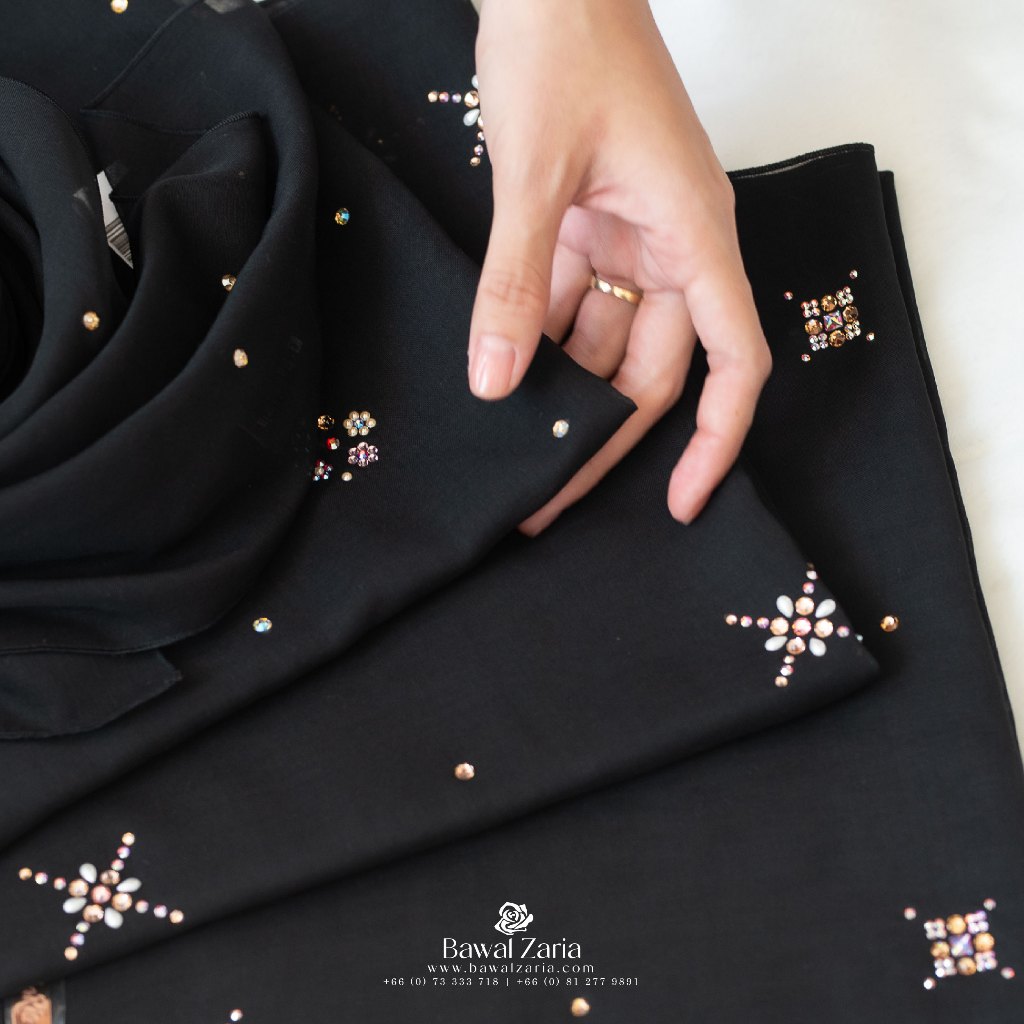 ZARIA Crystal Bawal ผ้าคลุมบาวาประดับคริสตัล - สีดำ