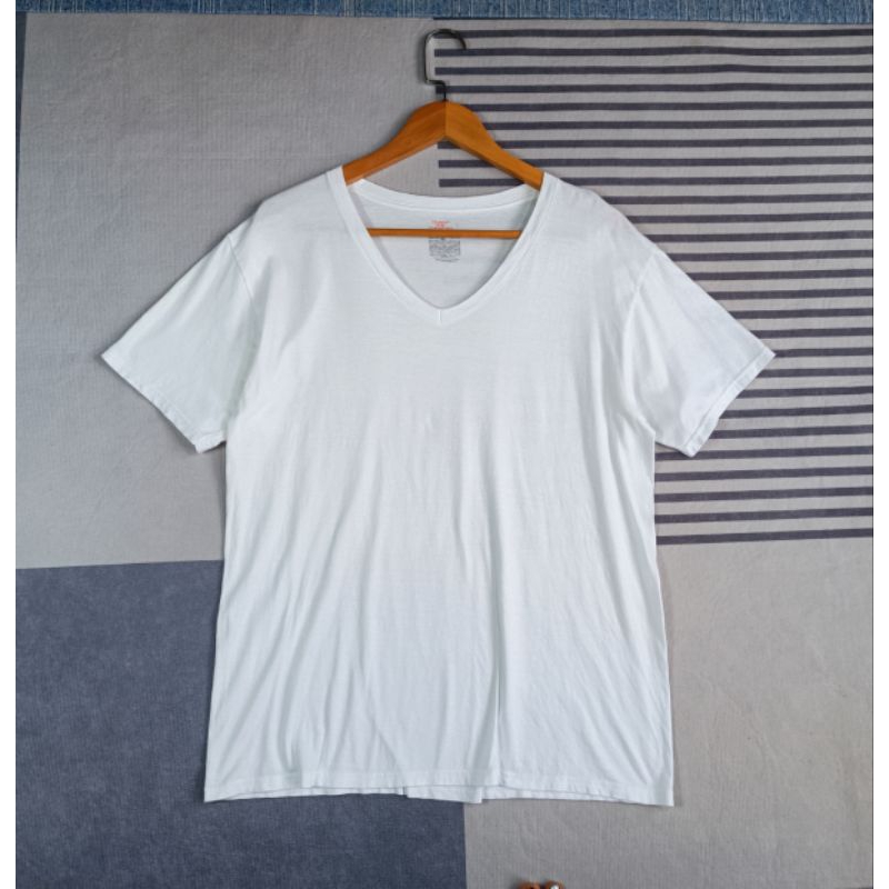 แบรนด์ Hanes size L เสื้อยืดแขนสั้นผู้ชายผ้าคอตตอน 100% สีขาวคอวีสภาพสวย รอบอก 42 ความยาว 27 นิ้ว