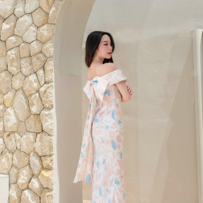 Pirunya - Long Dress 17 เดรสยาว ปาดไหล่ ติดโบว์หลัง กระโปรงหางปลา (ผ้าพิมพ์ลาย)