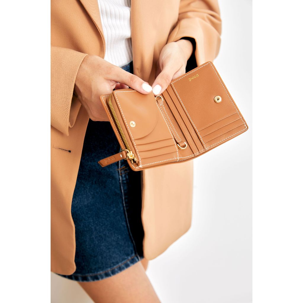 LUNNE กระเป๋าสตางค์ หนังวัวแท้ พร้อมสายโซ่คาดลำตัว รุ่น Kyle Bi-fold Wallet on Chain