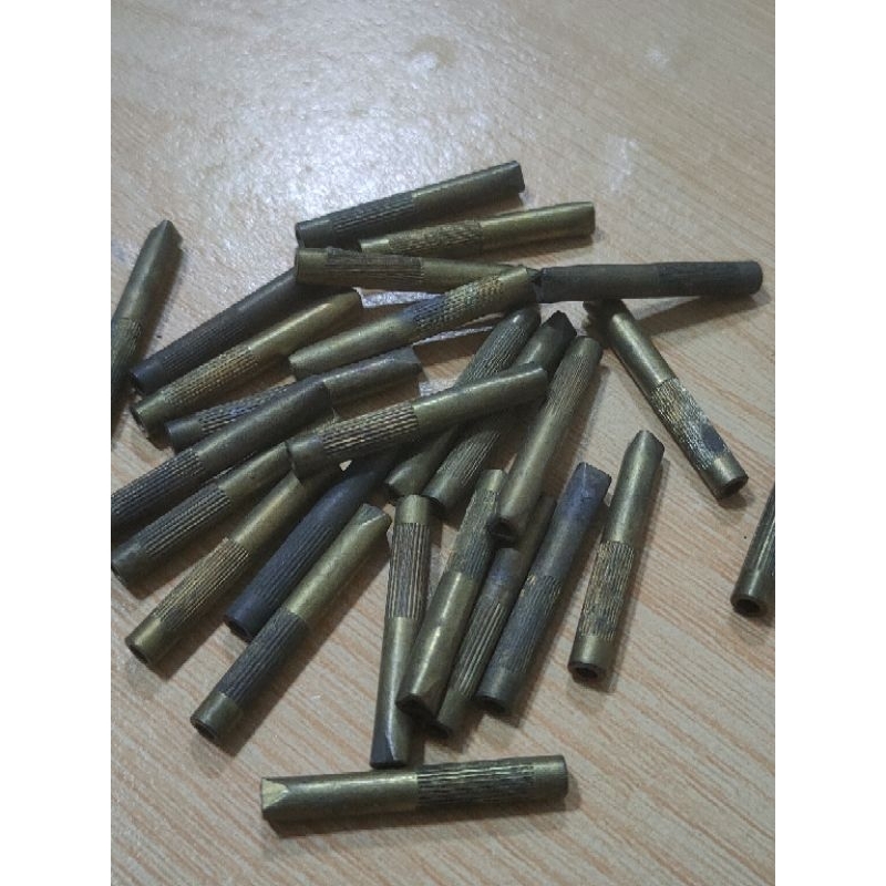 ตัวช่วยถอดเข็มตะเกียงเจ้าพายุ แบบลักษณะเข็มสามเหลี่ยม 350/500 C.P. วัสดุทองเหลืองงานดี งานเก่าเก็บ มีคราบบ้าง ราคาอันละ