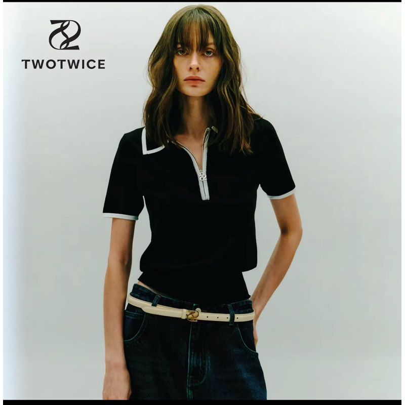 Twotwice - Vintage Polo Top - เสื้อโปโลทรงวินเทจ เอวจั้ม มีซิปโลโก้ด้านหน้า