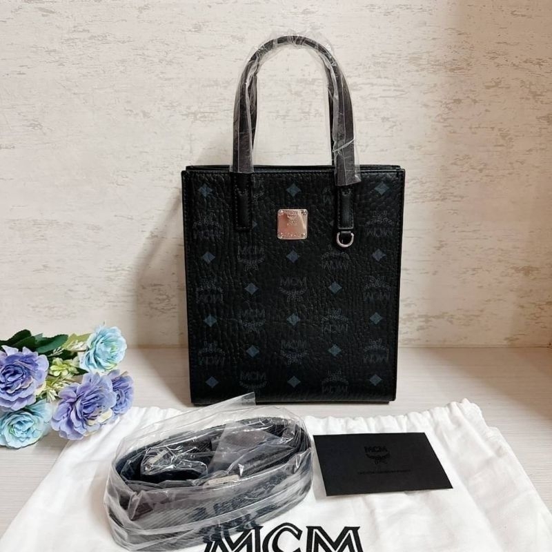 👜กระเป๋าสะพาย /ถือได้ หานากมากกก👜New Mcm Mini Klassik Tote in Visetos Cognac ทรงเหลี่ยม คลาสสิค สีดำ