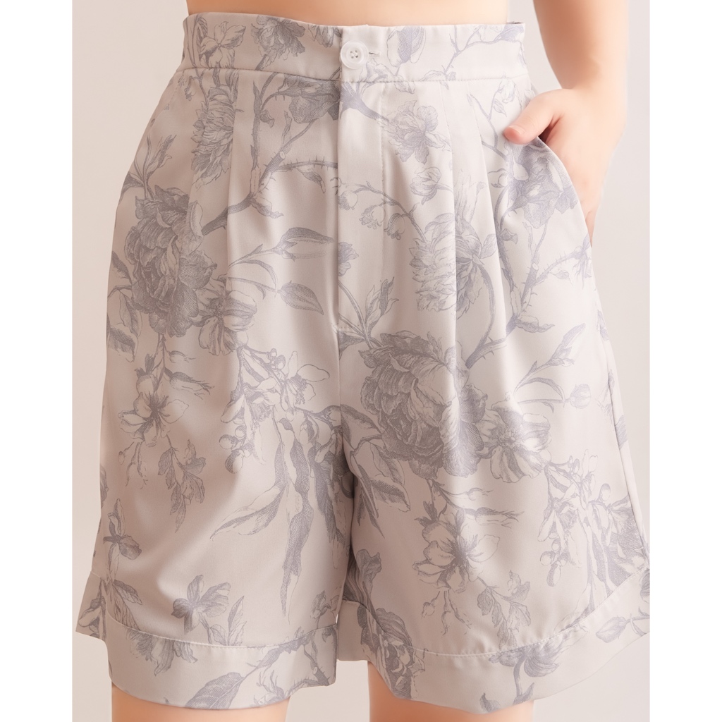 กางเกงขาสั้น Little Chic สีเทา ลายดอกไม้ กางเกงแฟชั่น ตีเกร็ดหน้า สม็อคหลัง ผ้าระบายอากาศ ใส่สบาย