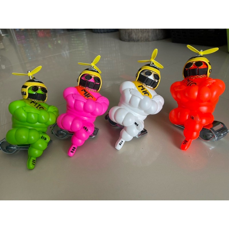 ตุ๊กตา6นิ้วใส่หมวกกันน็อกใบพัดพร้อมแว่นตาใส่ทองเท่ๆๆ มีครบทุกสี