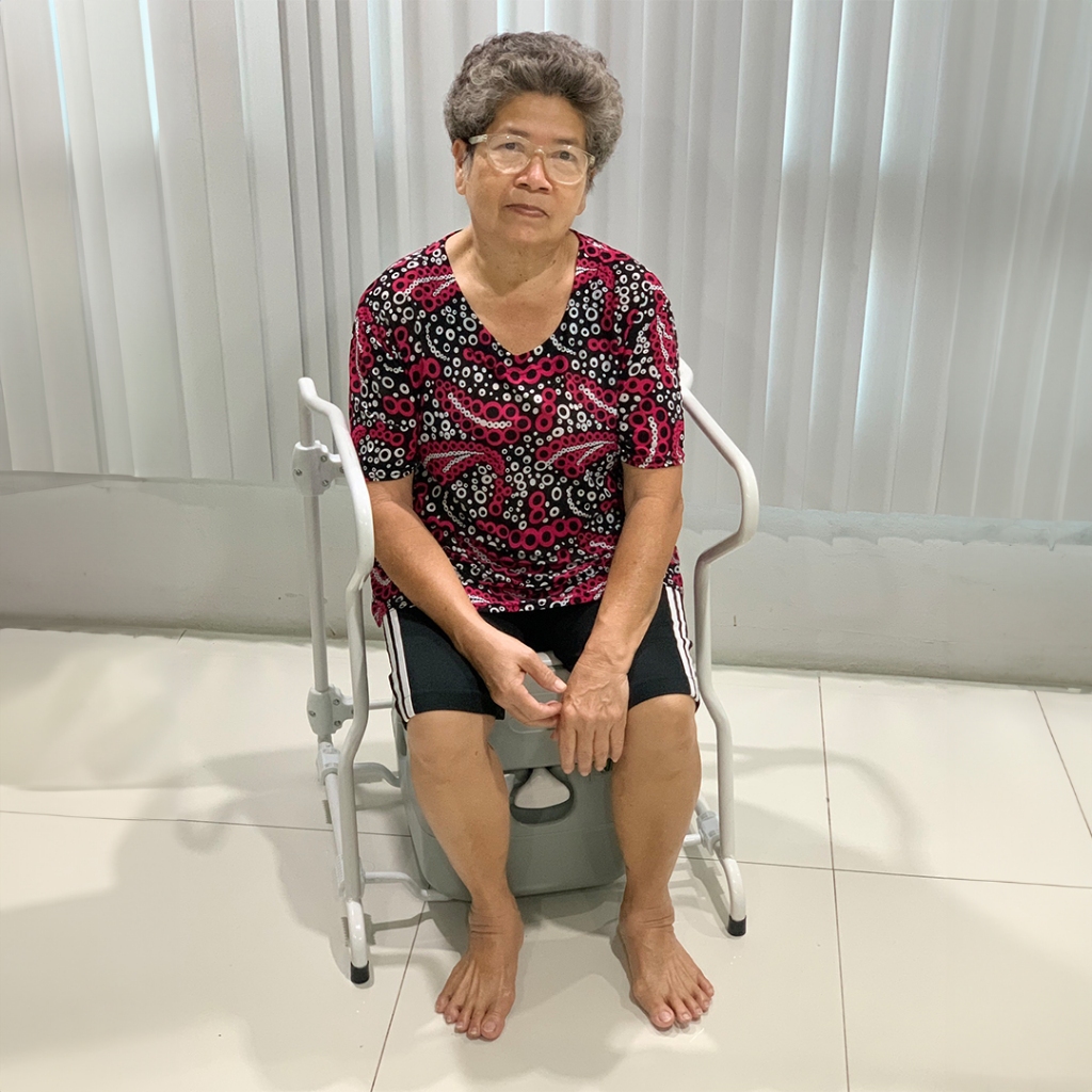 สุขาเคลื่อนที่ Ultimatecare รุ่น Mix พร้อมราวพยุงพับเก็บได้ สำหรับผู้สูงอายุ ผู้ป่วย เก็บกลิ่นได้ดี