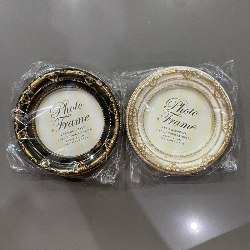 Arabesque Photo Frame Round กรอบรูปใส่เข็มกลัดได้