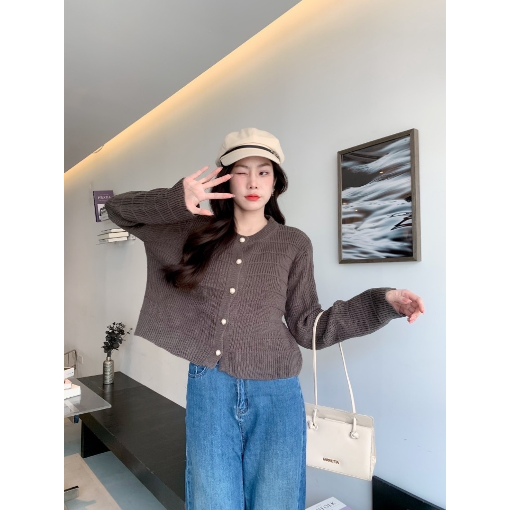 BY IRA (4336-1) Lena Knit Cardigan เสื้อคาร์ดิแกนกันหนาว แขนยาว คอกลม ผ้าถัก สไตล์เกาหลี สําหรับผู้หญิง ราคา ถูกที่สุด ดีลบีเคเค แกลเลอรีภาพที่ 6
