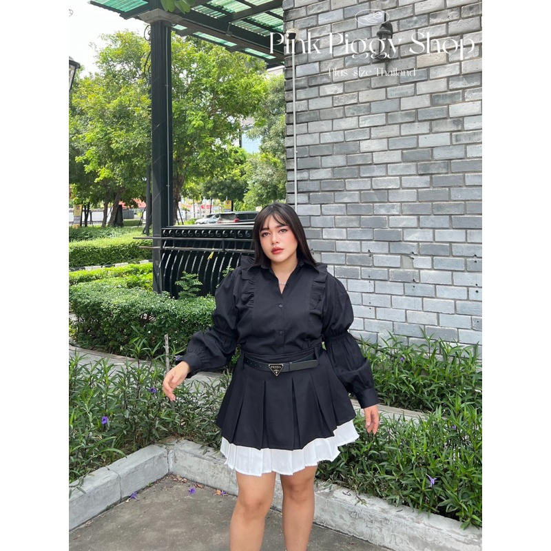 เสื้อเชิตแต่งระบายหน้าหลัง ไซด์ใหญ่ เนื้อผ้ามีน้ำหนักอย่างดี แต่ไม่ร้อน สม็อกข้อศอกทำให้แขนพอง กระดุมแกะได้ทุกเม็ด