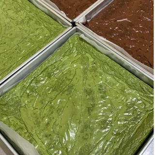 มินิบราวนี่ชาเขียว (Matcha Brownie) สูตรเข้มข้น มัทฉะแท้ 100% - ขนมคุณละออ