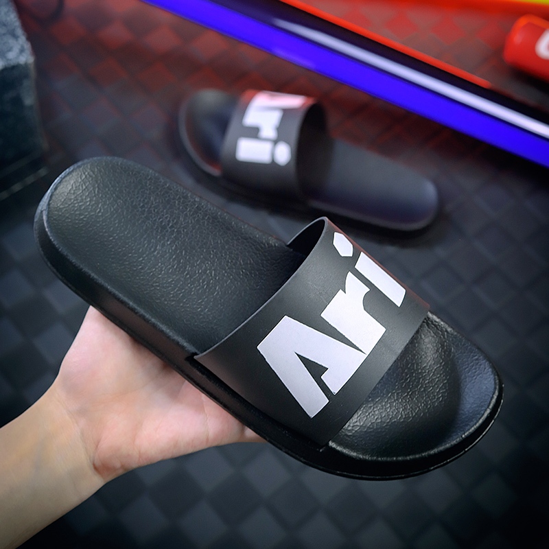 รองเท้าแตะสําหรับผู้ชายและผู้หญิงในฤดูร้อนนุ่มและหนาพื้นกันลื่นและกันกลิ่นน้ําหนักเบาที่บ้านห้องน้ํากลางแจ้งชายหาดรองเท้