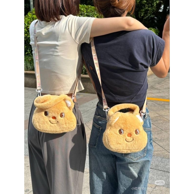 พร้อมส่ง กระเป๋าถือขนนุ่ม น้องหมีเนย มีสายสะพายคาดตัว