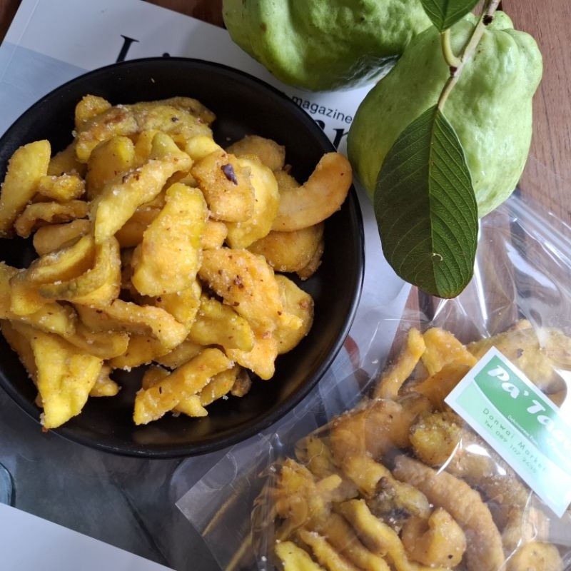 ฝรั่งหยีอบแห้งร้านป้าแต๋ว ขนาด300กรัม ไม่แข็ง อร่อยกลมกล่อมด้วยพริกเกลือที่คลุกมากับฝรั่ง