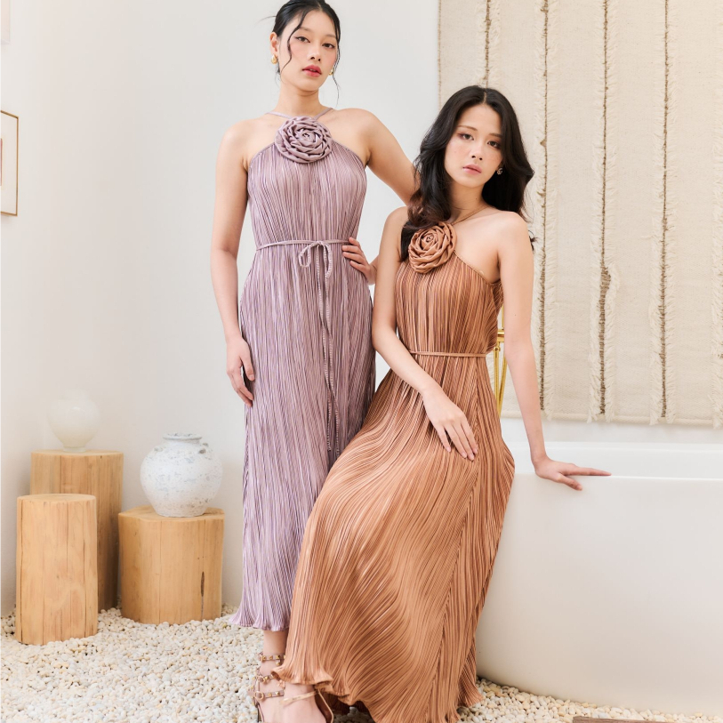 NOOZZSHOP 5211045 แม็กซี่เดรสผ้าพลีทร่องเล็ก ดีเทลดอกกุหลาบ มีสายผูกเอวแถมให้ ชุดออกงานชิคๆ