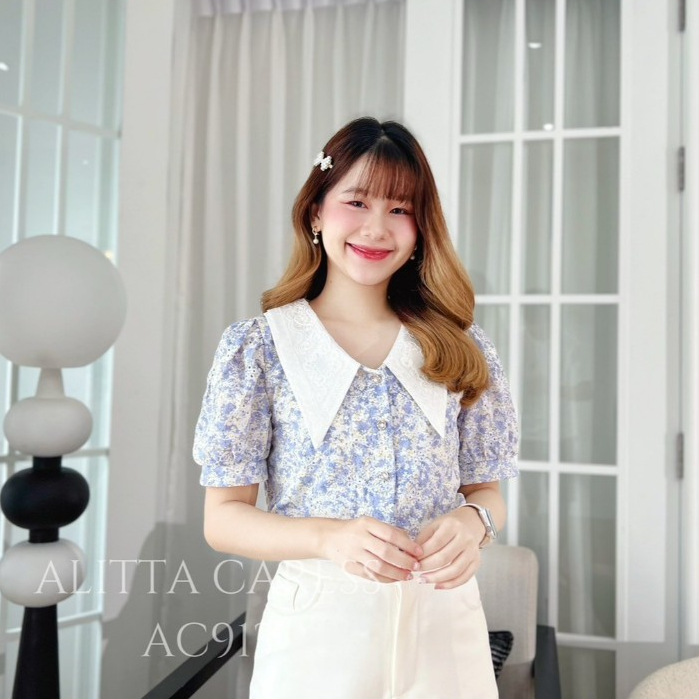 ALITTA CARESS : AC913 เสื้อคอปกพิมพ์ลายดอกสีฟ้า ปกทรงเหลี่ยมขาวเเต่งลูกไม้ ลุคคุณหนูดูเเพง
