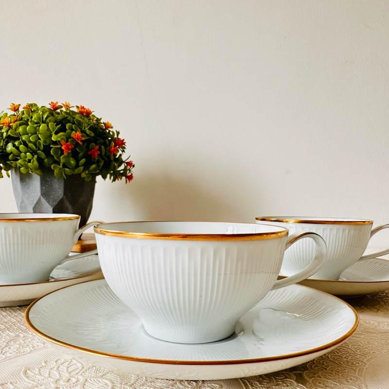 Noritake ชุดชา/กาแฟสีขาวขอบทองสวย ลายนูนเป็นริ้วๆสวยทั้งแก้วและจาน ใหม่ (ราคาต่อชุด)