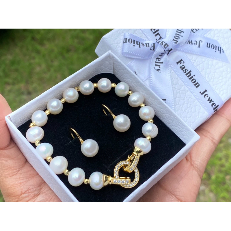 ชุดเชทไข่มุกแท้2ชิ้น สร้อยข้อมือ+ต่างหู อะไหล่สีทอง ส่งพร้อมกล่องและใบรับประกันไข่มุกแท้