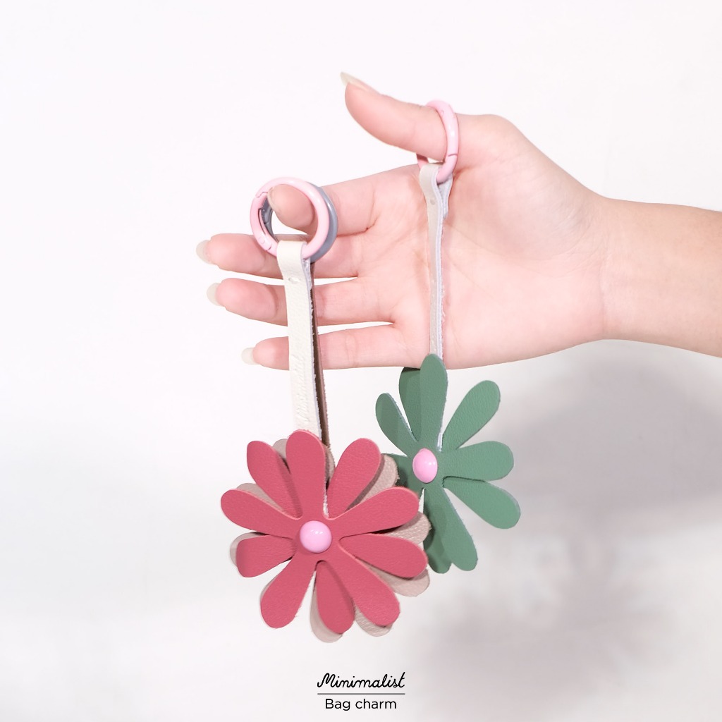 𝐌𝐈𝐍𝐈𝐌𝐀𝐋𝐈𝐒𝐓 พวงกุญแจหนังแท้ รุ่น Daisy bag charm