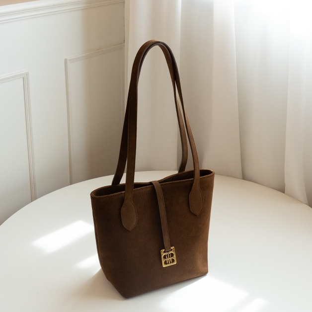 Quint Bucket Bag กระเป๋า หนังกลับ