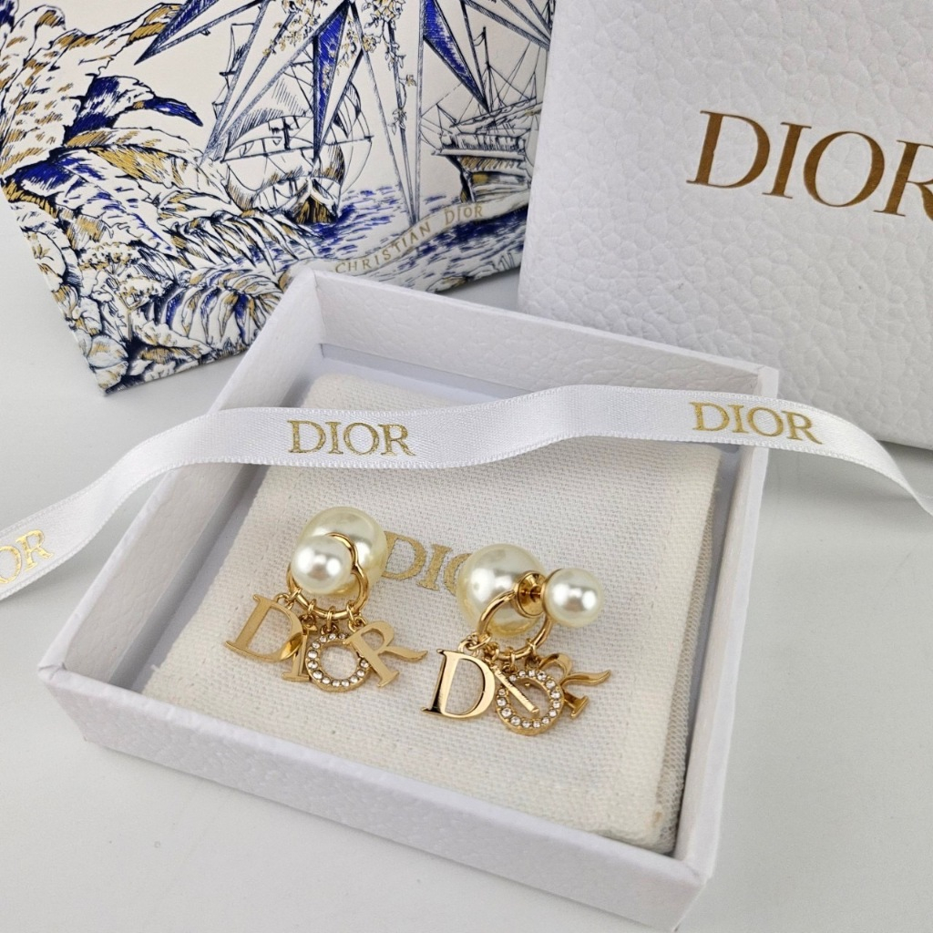 ต่างหูไข่มุกเรซิ่นสีขาว Christian Dior Tribales Earrings Gold-Finish Metal with White Resin Pearls a