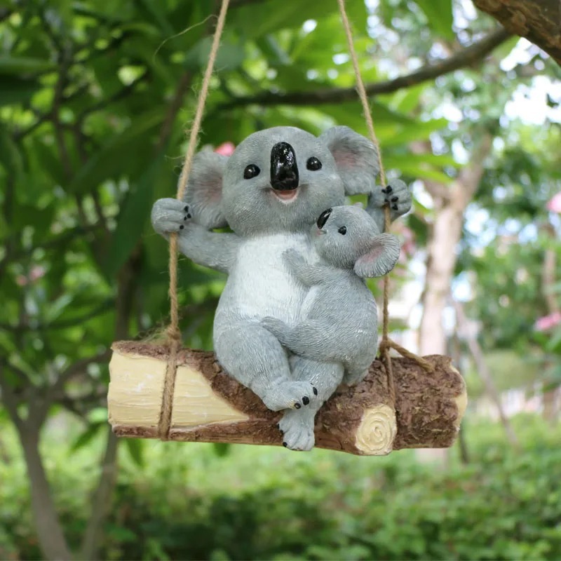 ตุ๊กตาหมีโคอาล่าแกว่งทำจากเรซิ่นน่ารัก1ชิ้น-เหมาะสำหรับตกแต่งสวนนางฟ้าและแขวนต้นไม้กลางแจ้ง!