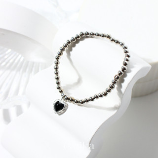 earika.earrings - midnight bubble heart bracelet สร้อยข้อมือรูปหัวใจสีดำ ขนาดฟรีไซส์ ผิวแพ้ง่ายใส่ได้