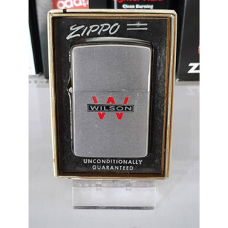 ZIPPO WILSON   ผลิตปี1966  สีเงินผิวโครเมี่ยม ลายกัดกรดลงสี  ของใหม่ไม่ผ่านการใช้งาน  มีรอยจากการเก็บ  มาพร้อมกล่อง