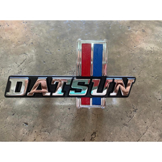 โลโก้กระจังหน้า ตราหน้า ตัวหนังสือ Datsun 620 J15 1500 Front Grille EMBLEM BADGE Replacement Part NEW 1977-1979