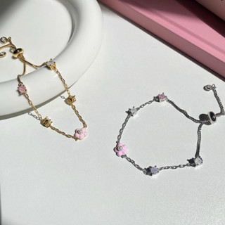 Petite Peony Pearl Bracelet สร้อยข้อมือรูปดอกไม้ปรับขนาดได้