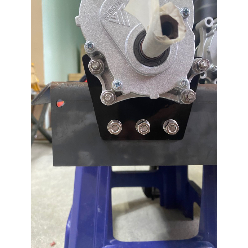 แป้นยึดมอเตอร์ ตัดหญ้าบังคับวิทยุ สีพาวเดอร์ ยึดมอเตอร์24V250