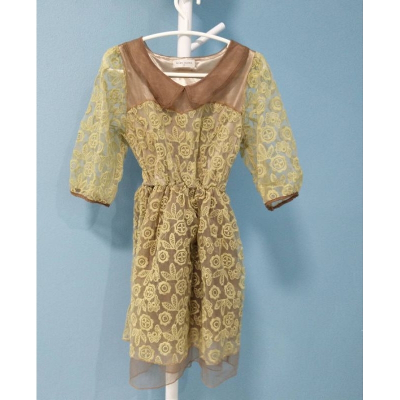 River island เดรสสีน้ำตาลทอง​ เป็น​ผ้าลูกไม้​นะคะ​   ปกบัว​อก​​34 เอวยืด​ 26-28 สะโพก​ฟรี