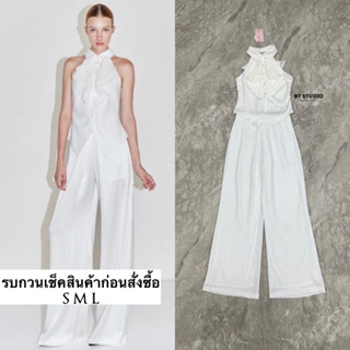 เซท 2 ชิ้น เสื้อแขนกุด คอปกกระดุมหน้าแต่งระบายด้วยเนื้อผ้าอัดพริ้วเป็นชั้น ๆ ไล่ลงมาถึงอก ปลายชายตัดแต่งเฉียงแหวกกลาง แม
