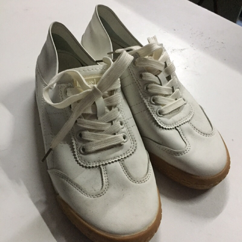 รองเท้ามือสอง สไตลเกาหลี สีขาวสวยๆ เบอร์38-39 สภาพ99% [39thb]