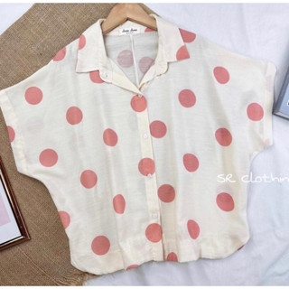 Q49 เสื้อเชิ้ตผ้าเนื้อบางลายจุดใหญ่ พื้นเสื้อสีครีม