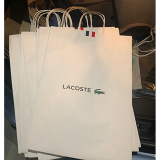 ถุงกระดาษLacoste แท้ 100 % ไม่ใช่ถุงใส่สินค้าoutletนะคะ เป็นถึงที่ใส่สินค้าออกมาจากช้อปในห้างโดยตรงค่ะมีขนาดเดียวนะคะ🙂🙏🏻