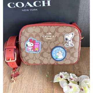 (ผ่อน0%) กระเป๋าสะพายข้าง Coach X Peanuts Jamie Camera Bag In Signature Canvas CF304 ลายซีสีน้ำตาล สนู้ปปี้ 9 นิ้ว