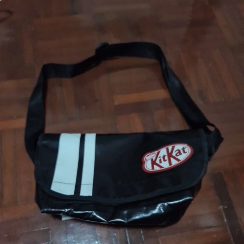 กระเป๋า kitkat คิทแคท กระเป๋าสะพายข้าง