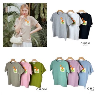 Chom🪙เสื้อยืดแขนสั้นผ้าcotton แต่งกระเป๋าดอกไม้🪙งานป้าย