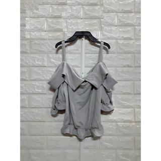 เสื้อสายเดี่ยวเว้าไหล่ จั้มเอว สีเทา