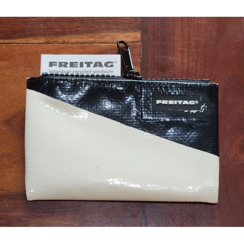 กระเป๋าสตางค์ FREITAG BLAIR มือ 1 สีขาวดำ - ใหม่