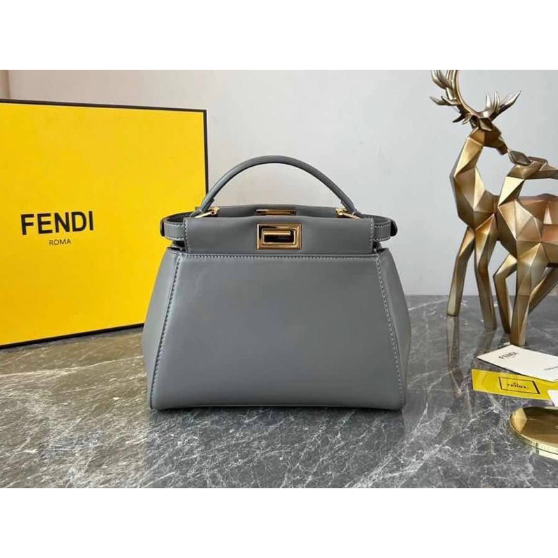 พร้อมส่งfendi Peekaboo Mini bagเทพ size 23x18x11 cm.