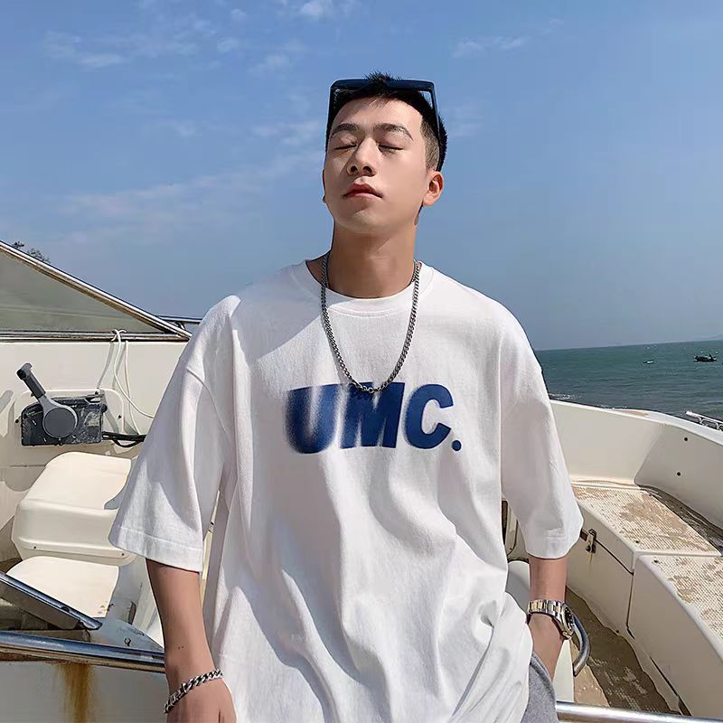 TT1 สไตล์เกาหลี เสื้อยืดoversize "UMC."ลาย เนื้อผ้าเกรดพรีเมียม ผ้าฝ้ายใส่สบาย เสื้อยืดผู้ชายผู้หญิง