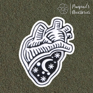 ʕ •ᴥ•ʔ ✿ พร้อมส่ง : เข็มกลัดลายหัวใจสีขาว-ดำ | Black-White Heart Enamel Brooch Pin.