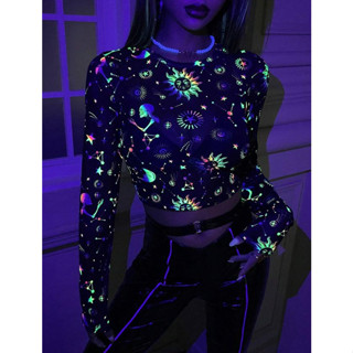 พร้อมส่งจากไทย เสื้อครอป แขนยาว เรืองแสง ใน Blacklight  สีดำ…